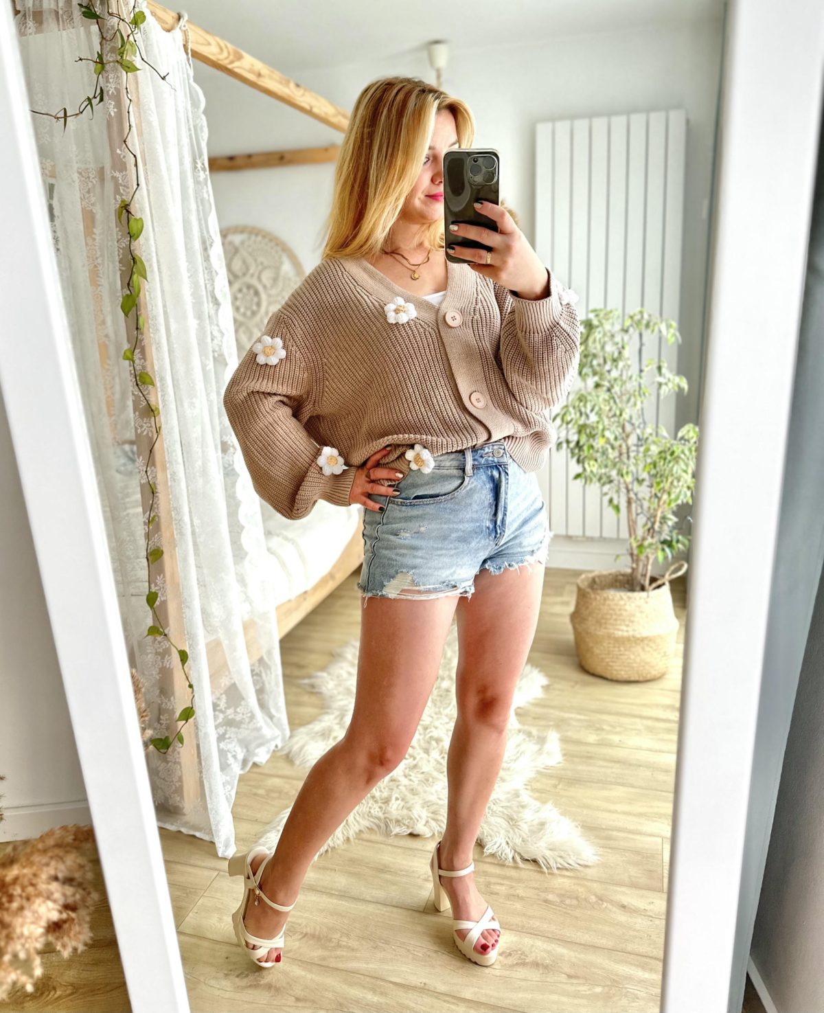 Sweter ze stokrotkami beżowy kardigan zapinany damski oversize modny sweter z kwiatami 3d z rumiankami beżowy ciepły sweter stokrotki kardigan