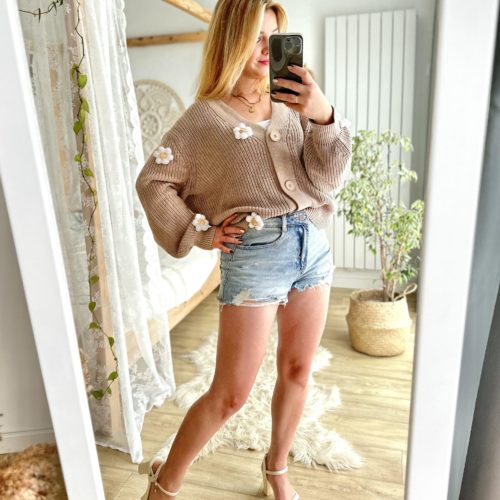 Sweter ze stokrotkami beżowy kardigan zapinany damski oversize modny sweter z kwiatami 3d z rumiankami beżowy ciepły sweter stokrotki kardigan