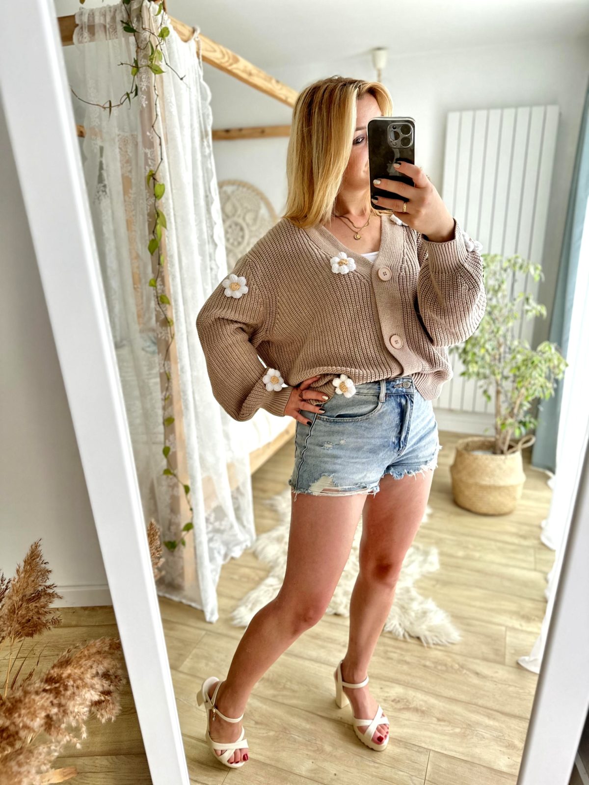 Sweter ze stokrotkami beżowy kardigan zapinany damski oversize modny sweter z kwiatami 3d z rumiankami beżowy ciepły sweter stokrotki kardigan