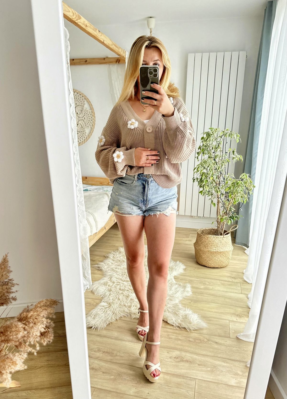 Sweter ze stokrotkami beżowy kardigan zapinany damski oversize modny sweter z kwiatami 3d z rumiankami beżowy ciepły sweter stokrotki kardigan