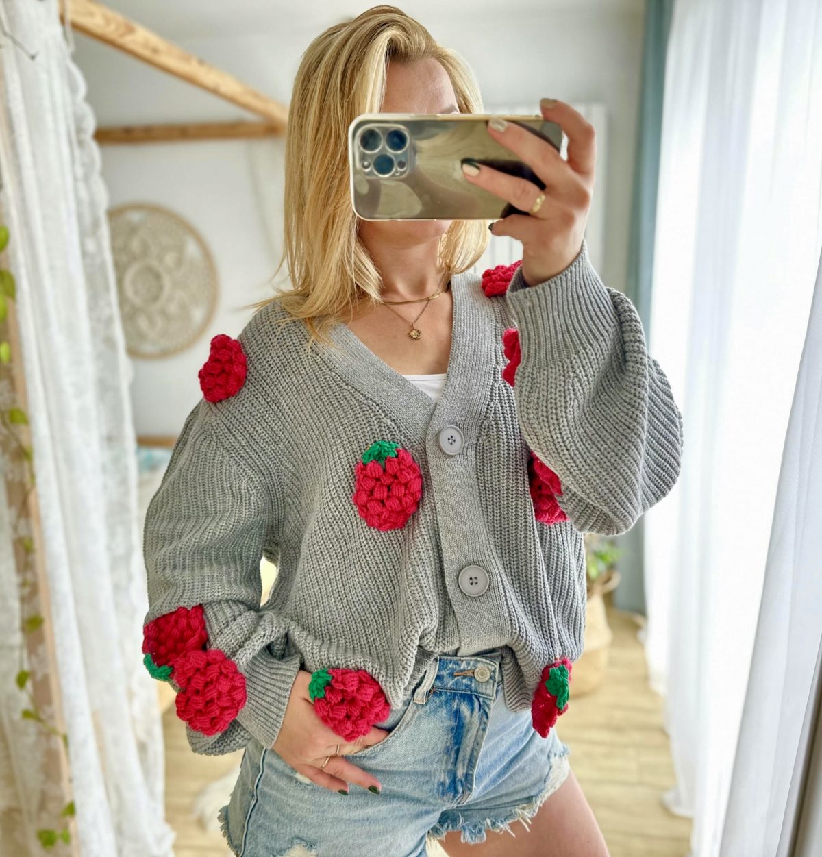 Sweter z malinami 3d kardigan ciepły szary z jagodami truskawkami na szydełku z włóczki ciepły szary kardigan na jesień wiosnę modny z owocami