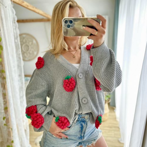 Sweter z malinami 3d kardigan ciepły szary z jagodami truskawkami na szydełku z włóczki ciepły szary kardigan na jesień wiosnę modny z owocami