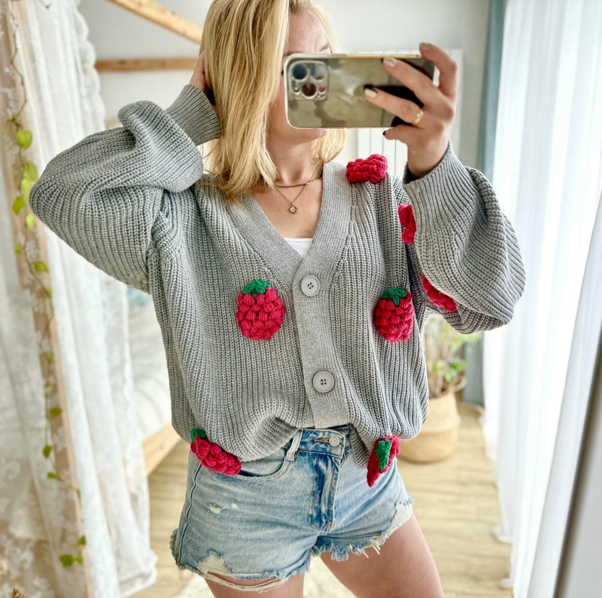 Sweter z malinami 3d kardigan ciepły szary z jagodami truskawkami na szydełku z włóczki ciepły szary kardigan na jesień wiosnę modny z owocami