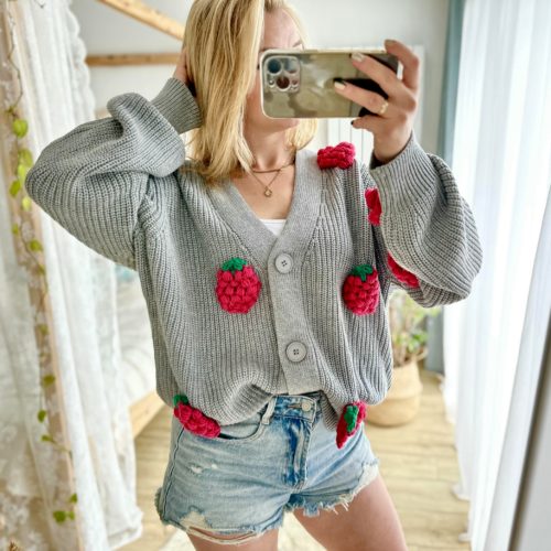 Sweter z malinami 3d kardigan ciepły szary z jagodami truskawkami na szydełku z włóczki ciepły szary kardigan na jesień wiosnę modny z owocami
