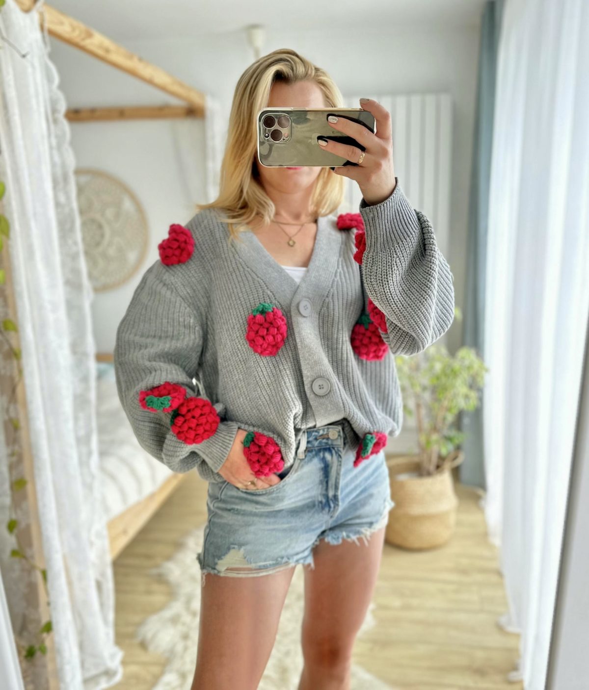 Sweter z malinami 3d kardigan ciepły szary z jagodami truskawkami na szydełku z włóczki ciepły szary kardigan na jesień wiosnę modny z owocami