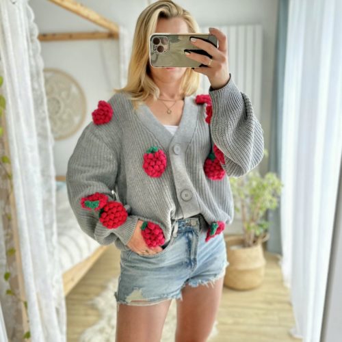 Sweter z malinami 3d kardigan ciepły szary z jagodami truskawkami na szydełku z włóczki ciepły szary kardigan na jesień wiosnę modny z owocami