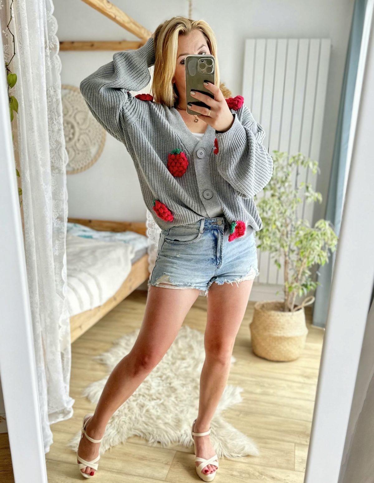 Sweter z malinami 3d kardigan ciepły szary z jagodami truskawkami na szydełku z włóczki ciepły szary kardigan na jesień wiosnę modny z owocami