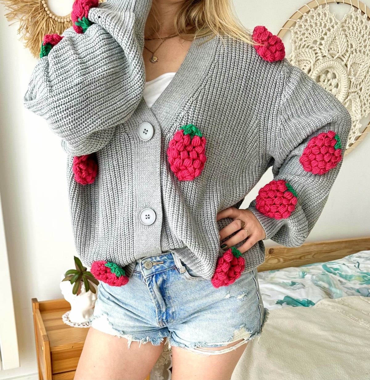 Sweter z malinami 3d kardigan ciepły szary z jagodami truskawkami na szydełku z włóczki ciepły szary kardigan na jesień wiosnę modny z owocami