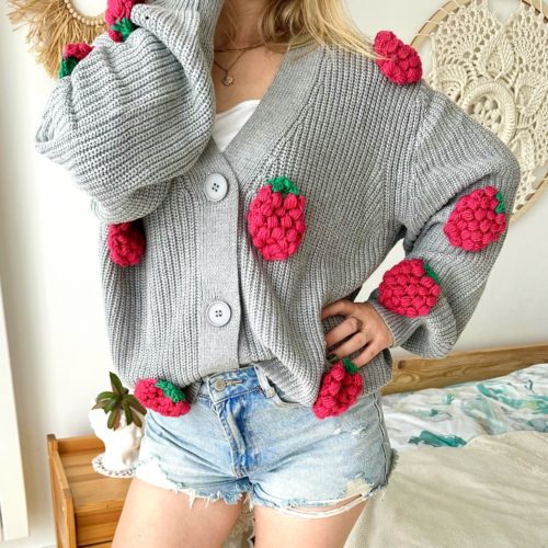 Sweter z malinami 3d kardigan ciepły szary z jagodami truskawkami na szydełku z włóczki ciepły szary kardigan na jesień wiosnę modny z owocami