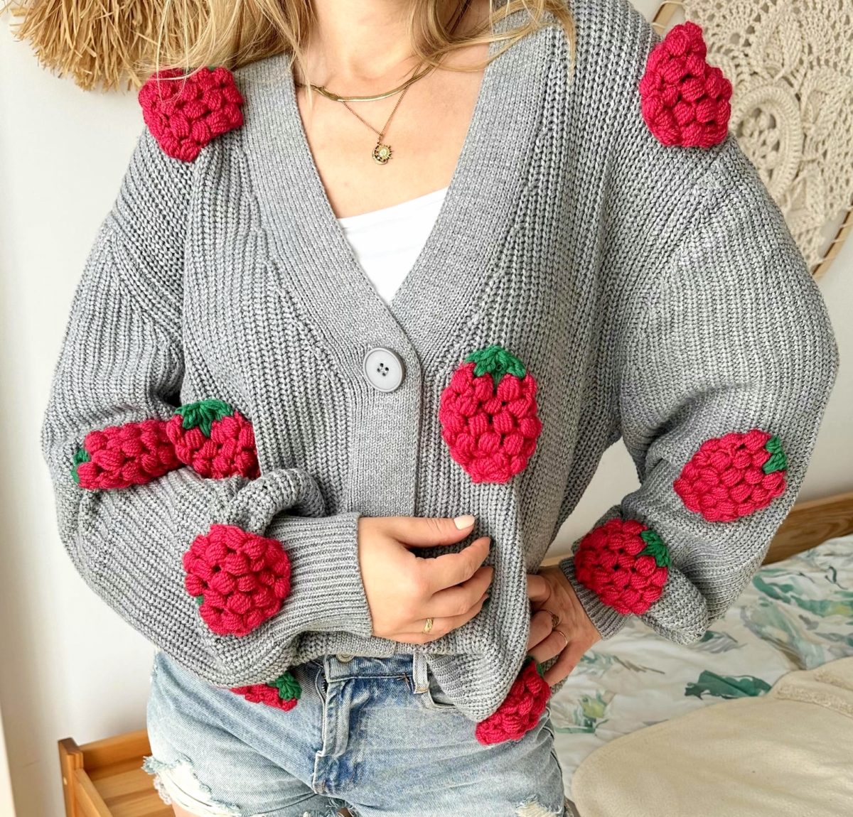 Sweter z malinami 3d kardigan ciepły szary z jagodami truskawkami na szydełku z włóczki ciepły szary kardigan na jesień wiosnę modny z owocami