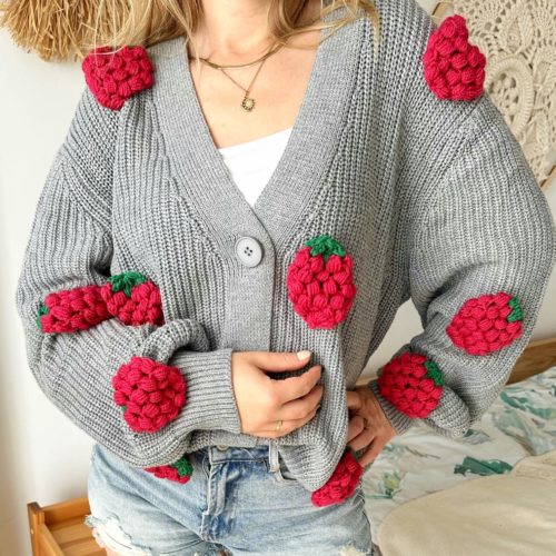 Sweter z malinami 3d kardigan ciepły szary z jagodami truskawkami na szydełku z włóczki ciepły szary kardigan na jesień wiosnę modny z owocami