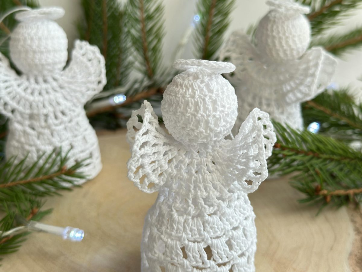 Aniołki na szydełku na choinkę małe delikatne aniołki z kordonka lekie ażurowe urocze ręcznie robione rękodzieło polskie białe aniołki, aniołek na szydełku na choinkę ozdoby na choinke białe
