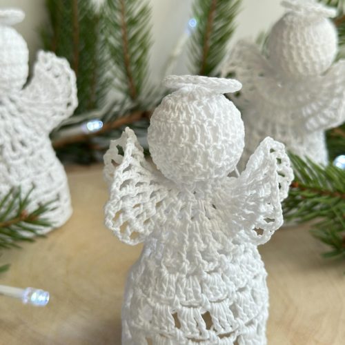Aniołki na szydełku na choinkę małe delikatne aniołki z kordonka lekie ażurowe urocze ręcznie robione rękodzieło polskie białe aniołki, aniołek na szydełku na choinkę ozdoby na choinke białe