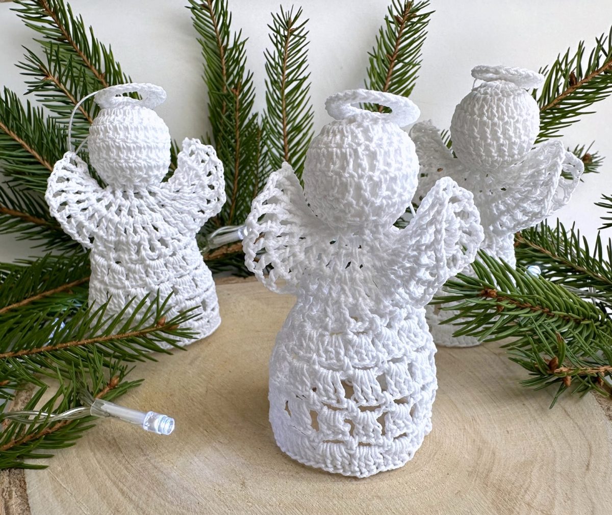 Aniołki na szydełku na choinkę małe delikatne aniołki z kordonka lekie ażurowe urocze ręcznie robione rękodzieło polskie białe aniołki, aniołek na szydełku na choinkę ozdoby na choinke białe