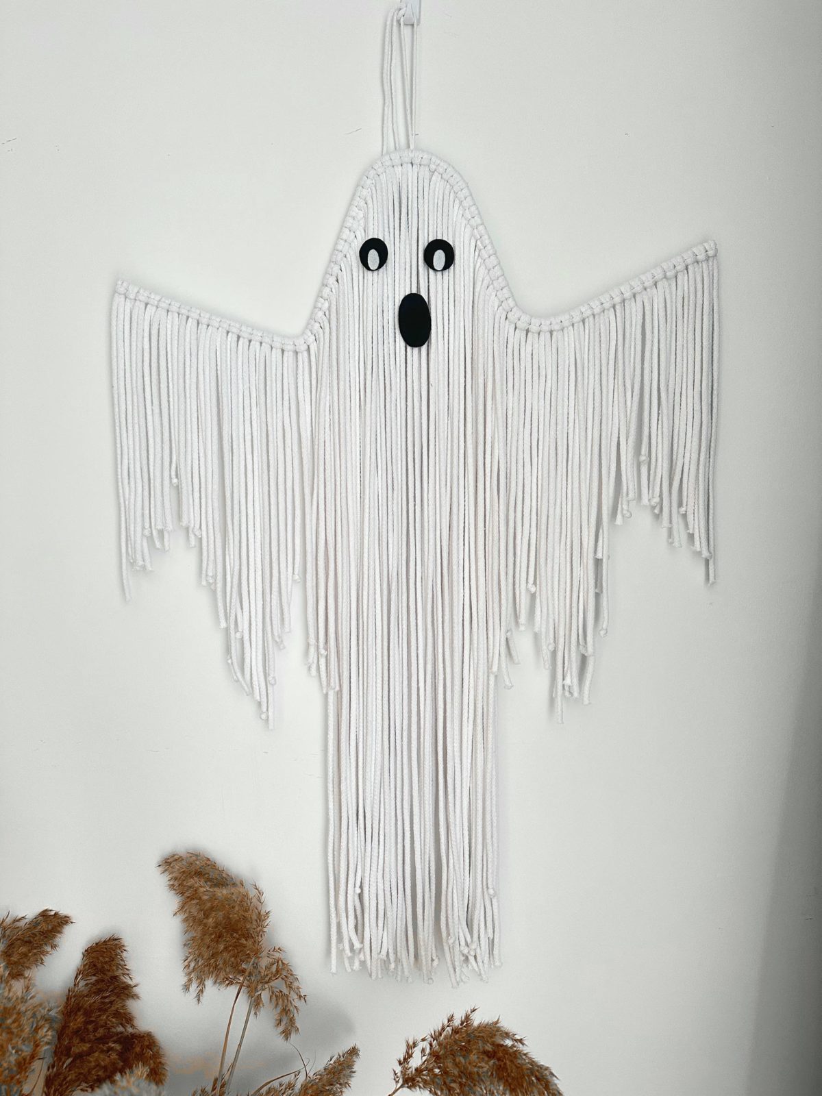 Duszek makrama dekoracja na halloween ze sznurka biały ręcznie robiony