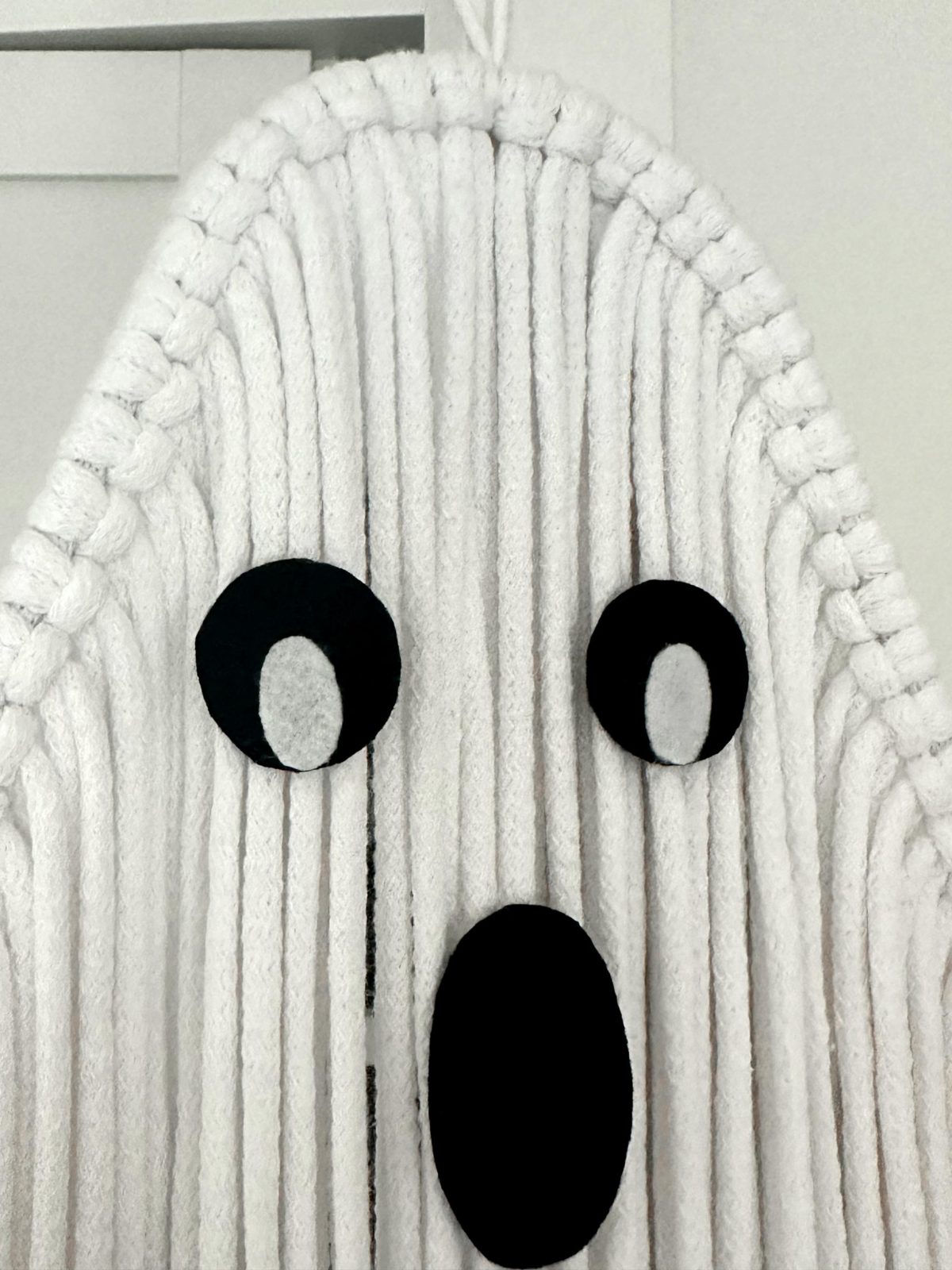 Duszek makrama dekoracja na halloween ze sznurka biały ręcznie robiony