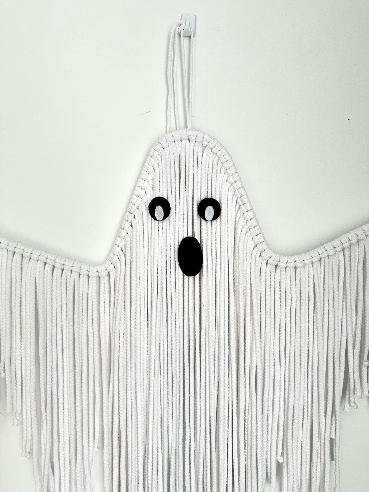 Duszek makrama dekoracja na halloween ze sznurka biały ręcznie robiony