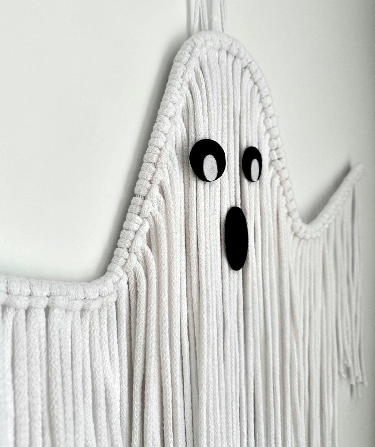 Duszek makrama dekoracja na halloween ze sznurka biały ręcznie robiony