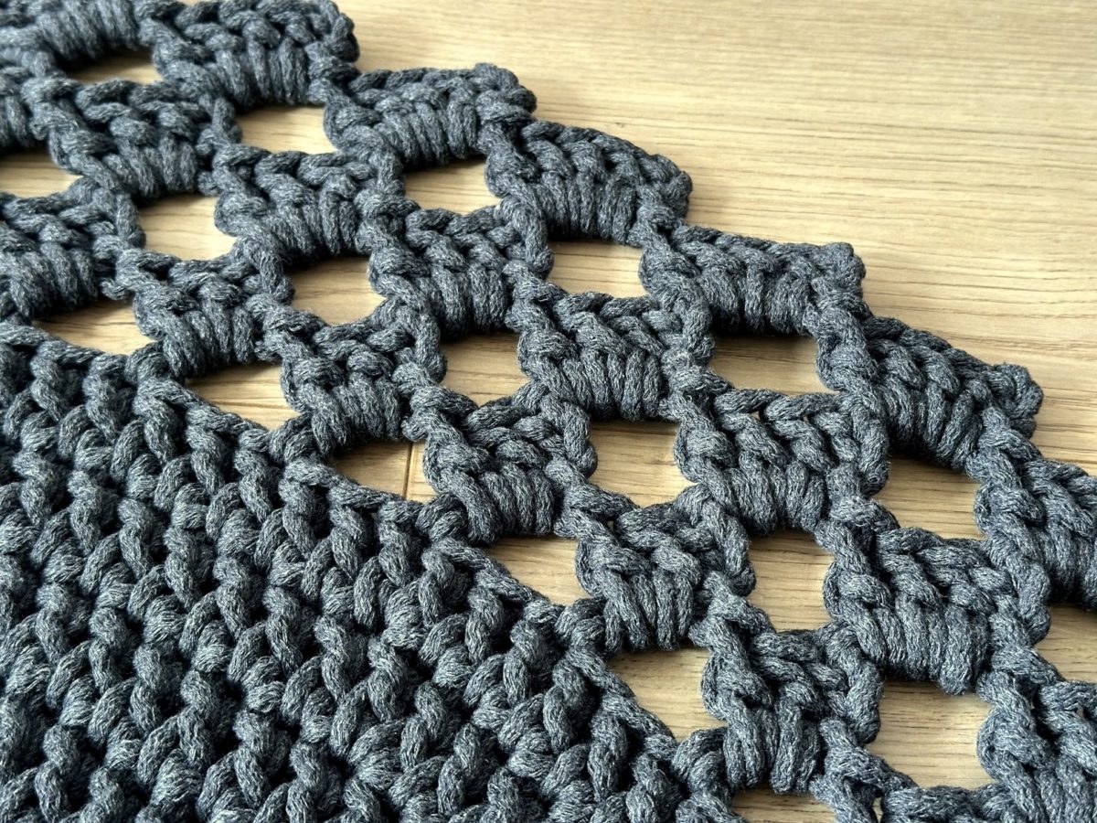 Dywanik na szydełku grafitowy ze sznurka ręcznie robiony bawełniany okrągły do salonu sypialni ażurowy w stylu boho skandynawskim