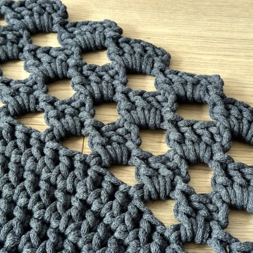 Dywanik na szydełku grafitowy ze sznurka ręcznie robiony bawełniany okrągły do salonu sypialni ażurowy w stylu boho skandynawskim