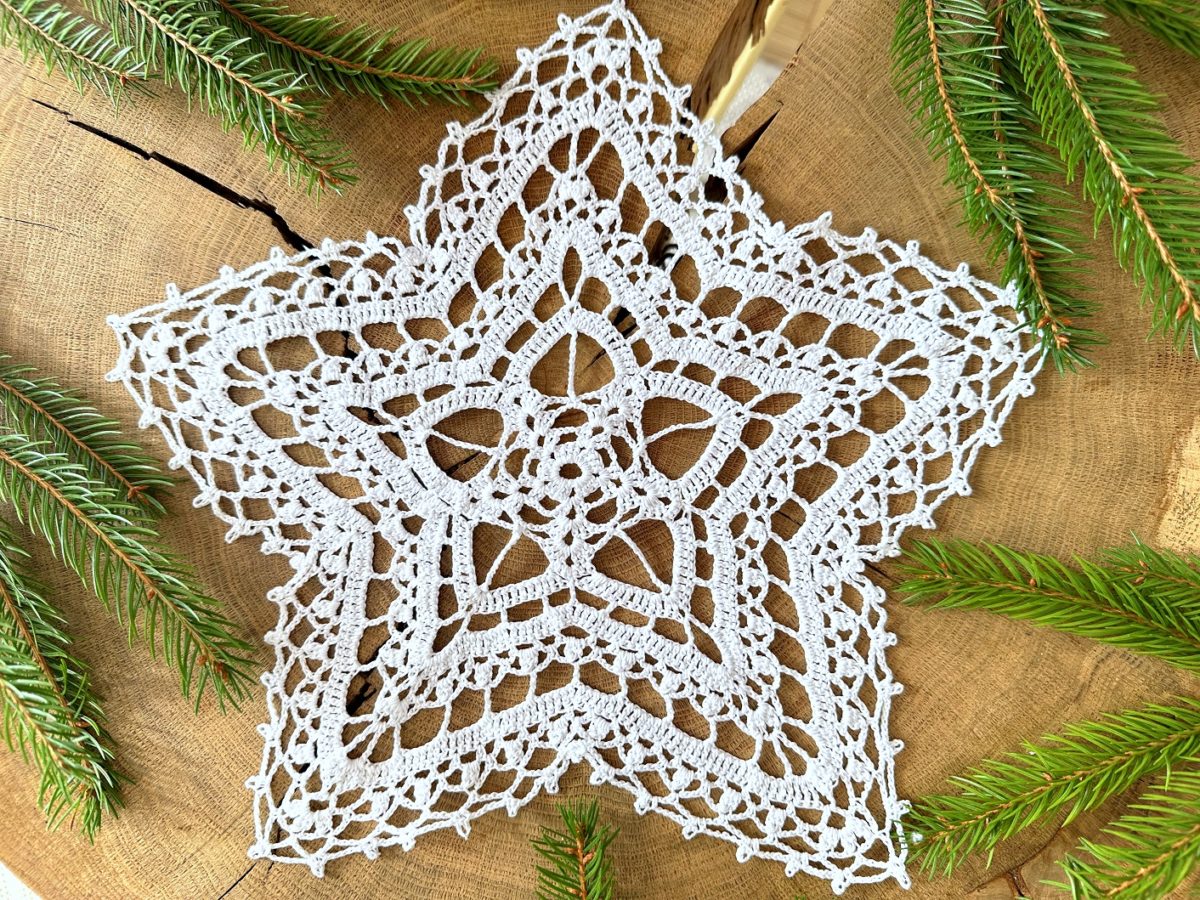 Gwiazda na szydełku serwetka świąteczna na boze narodzenie świateczne rękodzieło boże narodzenie dekoracje na szydełku ozdoby serweta gwiazda biała
