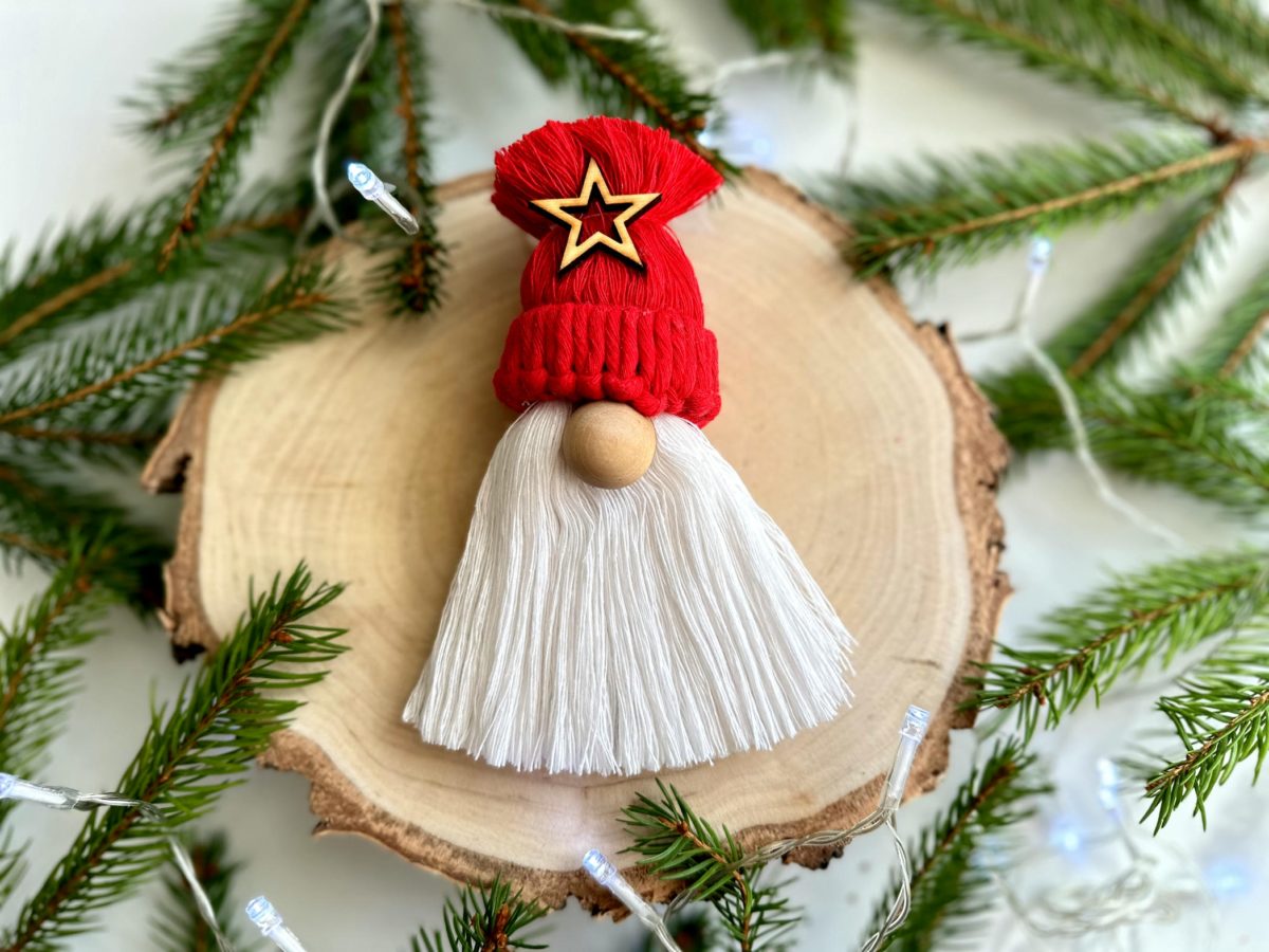 Krasnal na choinkę czerwony z dużym nosem i brodą czeerwoną czapka ręcznie robiony ze sznurka rękodzieło makrama