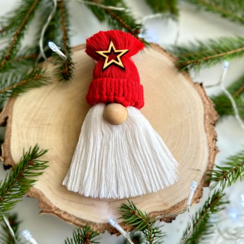Krasnal na choinkę czerwony z dużym nosem i brodą czeerwoną czapka ręcznie robiony ze sznurka rękodzieło makrama