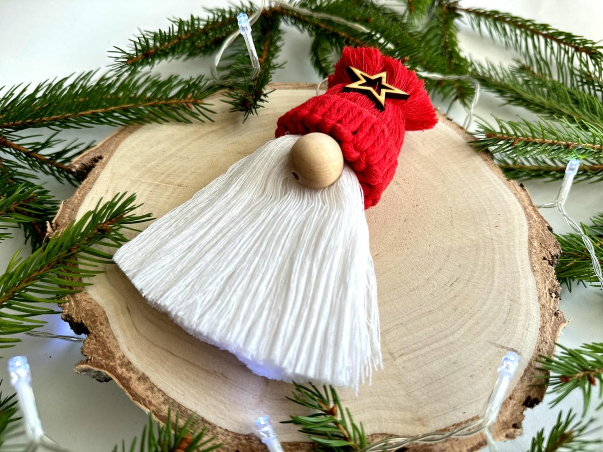 Krasnal na choinkę czerwony z dużym nosem i brodą czeerwoną czapka ręcznie robiony ze sznurka rękodzieło makrama