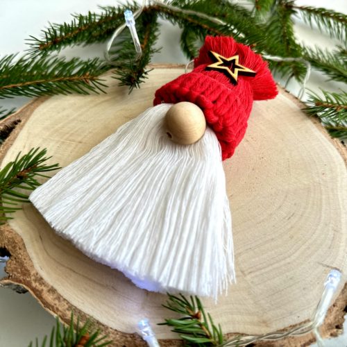 Krasnal na choinkę czerwony z dużym nosem i brodą czeerwoną czapka ręcznie robiony ze sznurka rękodzieło makrama