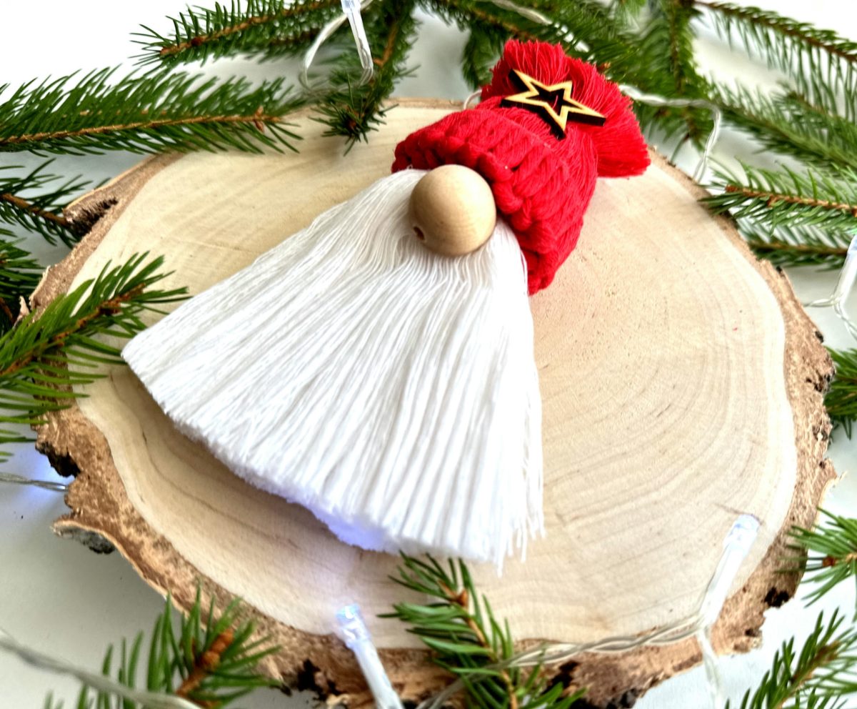 Krasnal na choinkę czerwony z dużym nosem i brodą czeerwoną czapka ręcznie robiony ze sznurka rękodzieło makrama