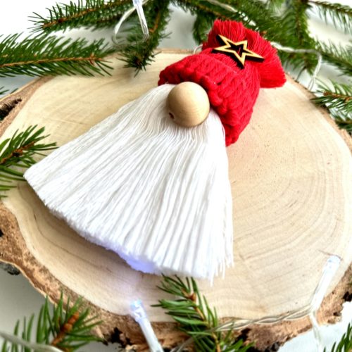 Krasnal na choinkę czerwony z dużym nosem i brodą czeerwoną czapka ręcznie robiony ze sznurka rękodzieło makrama