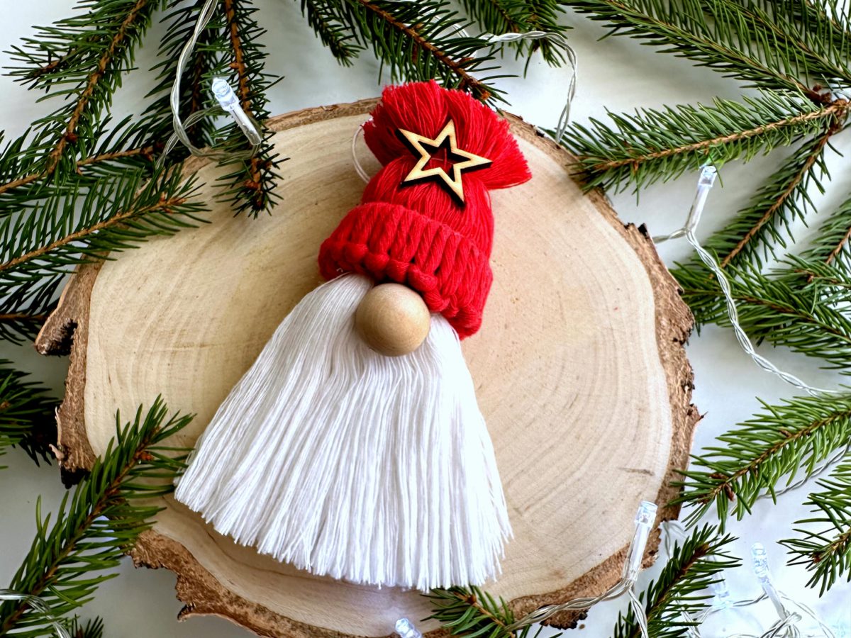 Krasnal na choinkę czerwony z dużym nosem i brodą czeerwoną czapka ręcznie robiony ze sznurka rękodzieło makrama