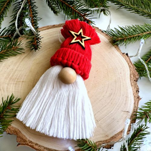 Krasnal na choinkę czerwony z dużym nosem i brodą czeerwoną czapka ręcznie robiony ze sznurka rękodzieło makrama