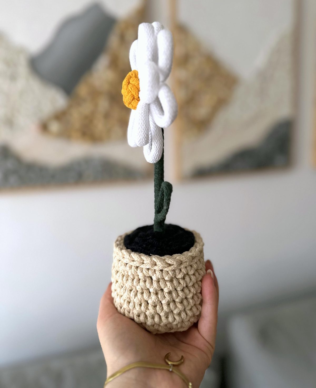 Kwiatek-w-doniczce-rekodzielo-sztuczny-recznie-robiony-na-szydelku (3) Kwiatek w doniczce rękodzieło na prezent kwiatek sztuczny ręcznie robiony na prezent, prezent dla nauczyciela prezent dla kobiety prezent dla mamy