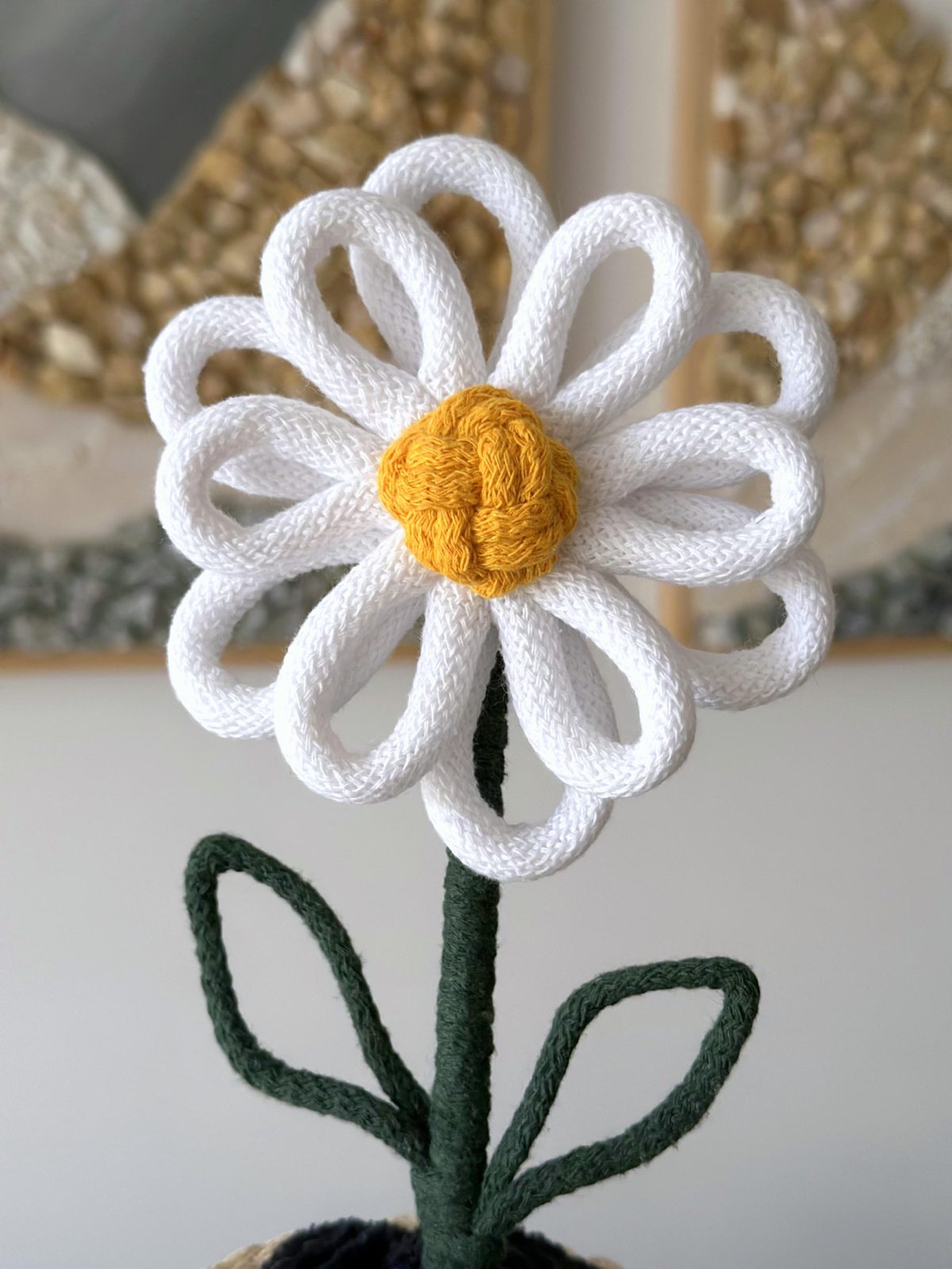 Kwiatek-w-doniczce-rekodzielo-sztuczny-recznie-robiony-na-szydelku (4) Kwiatek w doniczce rękodzieło na prezent kwiatek sztuczny ręcznie robiony na prezent, prezent dla nauczyciela prezent dla kobiety prezent dla mamy