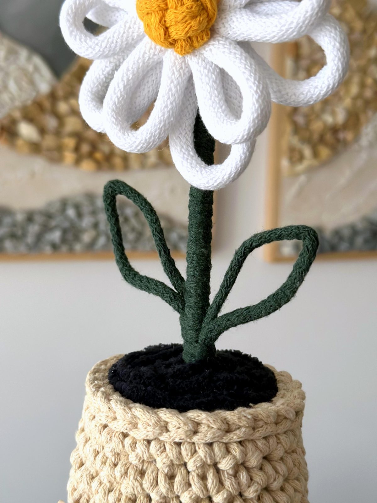 Kwiatek-w-doniczce-rekodzielo-sztuczny-recznie-robiony-na-szydelku (5) Kwiatek w doniczce rękodzieło na prezent kwiatek sztuczny ręcznie robiony na prezent, prezent dla nauczyciela prezent dla kobiety prezent dla mamy