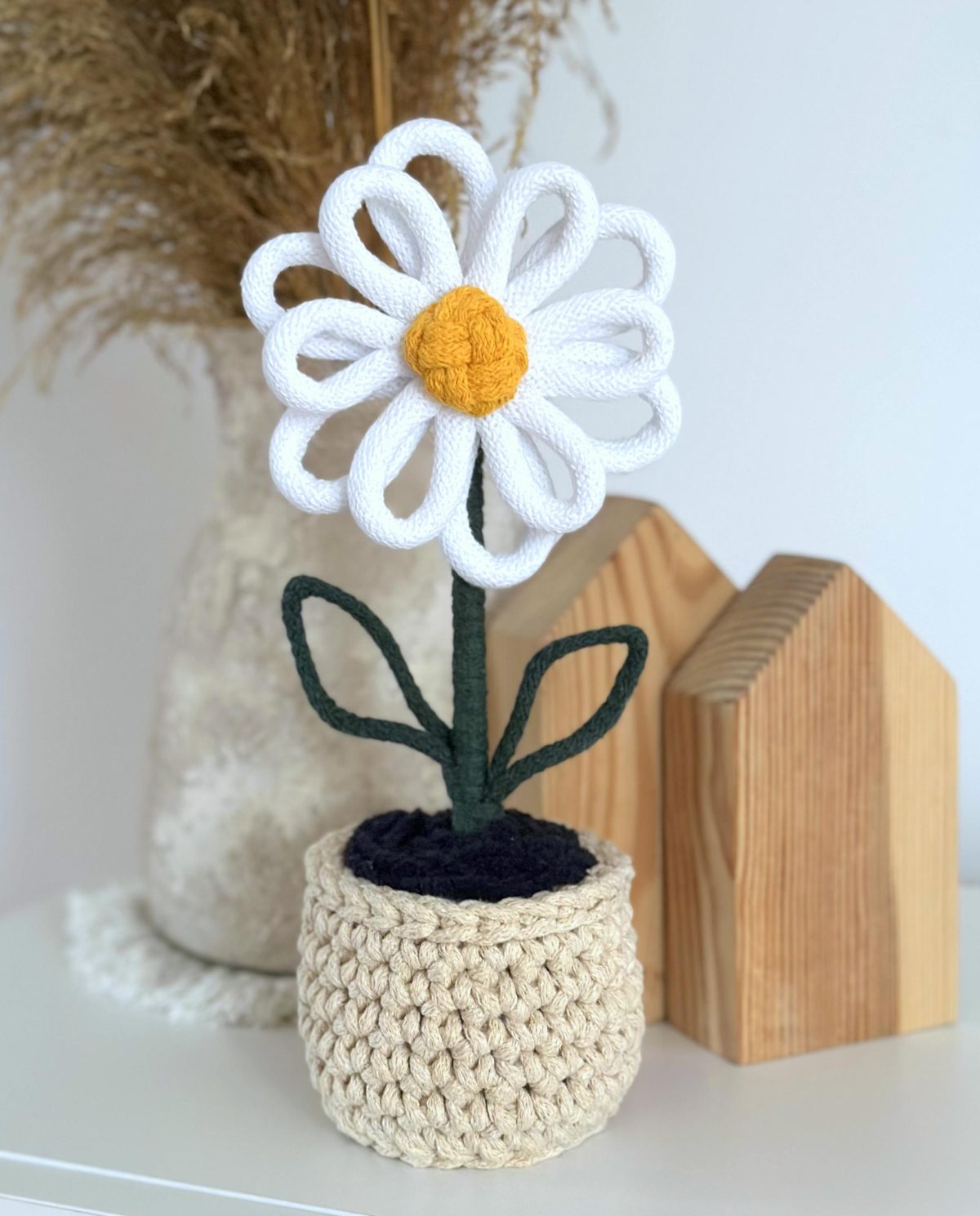 Kwiatek-w-doniczce-rekodzielo-sztuczny-recznie-robiony-na-szydelku (7) Kwiatek w doniczce rękodzieło na prezent kwiatek sztuczny ręcznie robiony na prezent, prezent dla nauczyciela prezent dla kobiety prezent dla mamy