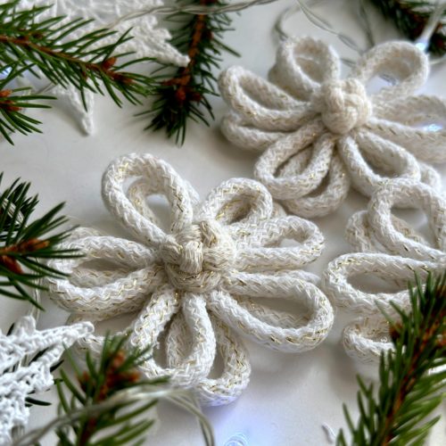 Kwiaty na choinkę białe ozdoby kwiatowe na boże narodzenie dekoracje świąteczne białe ręcznie robione