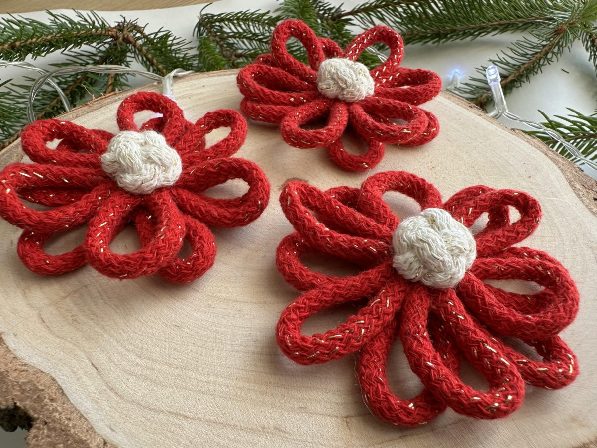 Kwiaty na choinkę czerwone ręcznie robione ze sznurka boho ozdoby na choinkę czerwone ręcznie robione