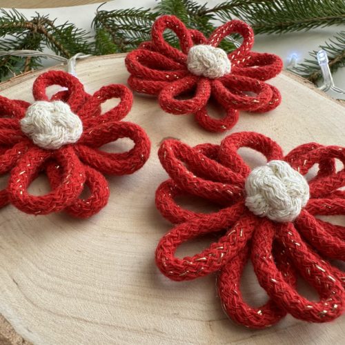 Kwiaty na choinkę czerwone ręcznie robione ze sznurka boho ozdoby na choinkę czerwone ręcznie robione