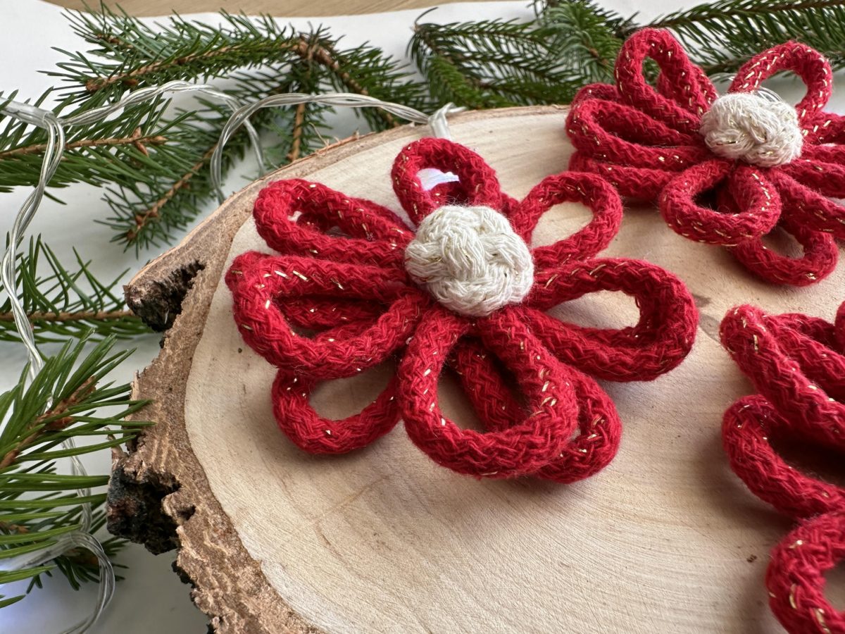 Kwiaty na choinkę czerwone ręcznie robione ze sznurka boho ozdoby na choinkę czerwone ręcznie robione