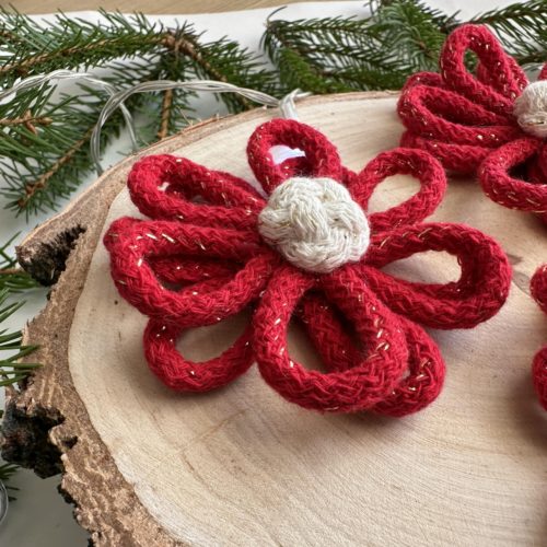 Kwiaty na choinkę czerwone ręcznie robione ze sznurka boho ozdoby na choinkę czerwone ręcznie robione