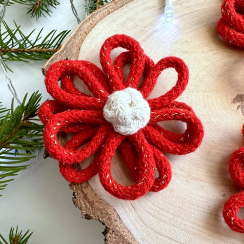 Kwiaty na choinkę czerwone ręcznie robione ze sznurka boho ozdoby na choinkę czerwone ręcznie robione