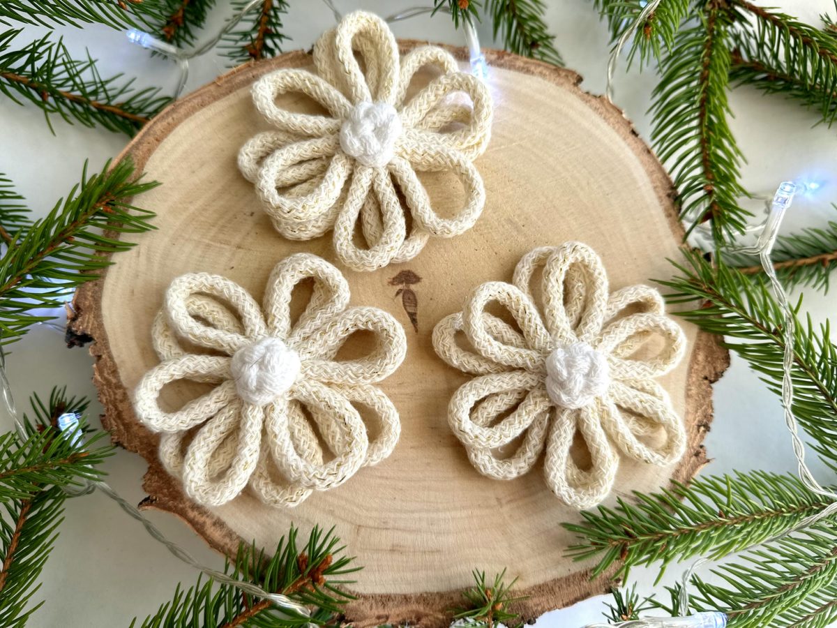 Kwiaty na choinkę kremowe, kremowe ze złotem ręcznie robione ze sznurka rękodzieło polskie kremowe dodatki na choinkę