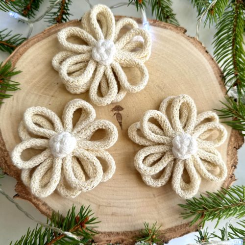 Kwiaty na choinkę kremowe, kremowe ze złotem ręcznie robione ze sznurka rękodzieło polskie kremowe dodatki na choinkę