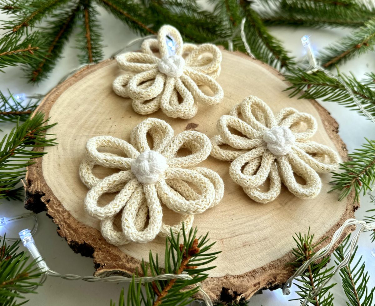 Kwiaty na choinkę kremowe, kremowe ze złotem ręcznie robione ze sznurka rękodzieło polskie kremowe dodatki na choinkę