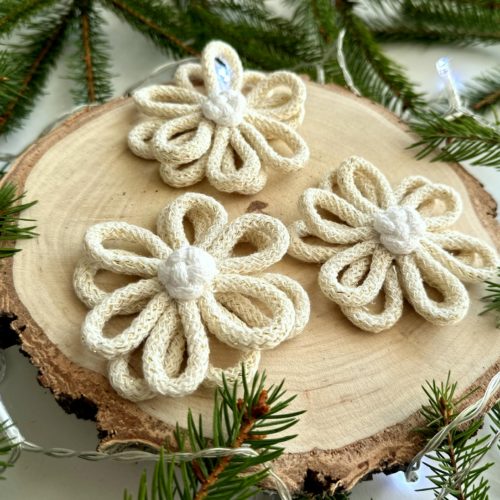 Kwiaty na choinkę kremowe, kremowe ze złotem ręcznie robione ze sznurka rękodzieło polskie kremowe dodatki na choinkę