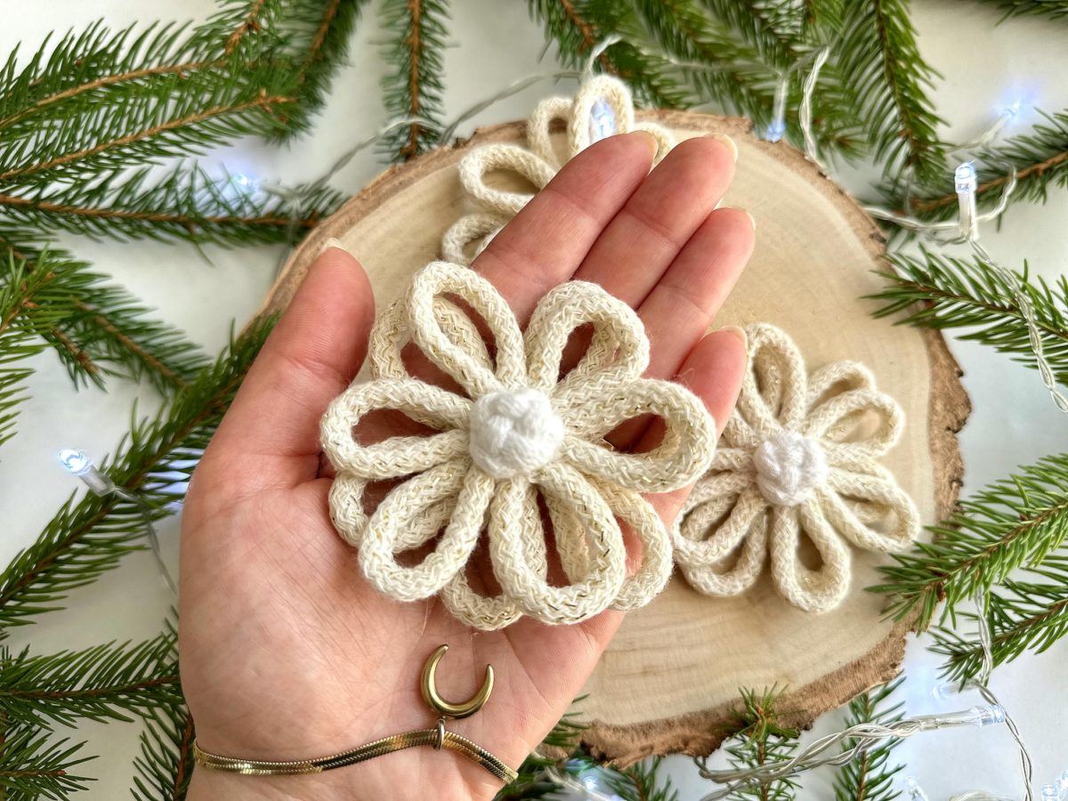 Kwiaty na choinkę kremowe, kremowe ze złotem ręcznie robione ze sznurka rękodzieło polskie kremowe dodatki na choinkę
