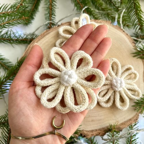Kwiaty na choinkę kremowe, kremowe ze złotem ręcznie robione ze sznurka rękodzieło polskie kremowe dodatki na choinkę