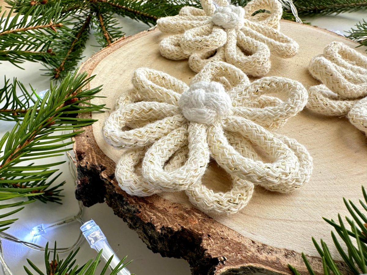 Kwiaty na choinkę kremowe, kremowe ze złotem ręcznie robione ze sznurka rękodzieło polskie kremowe dodatki na choinkę